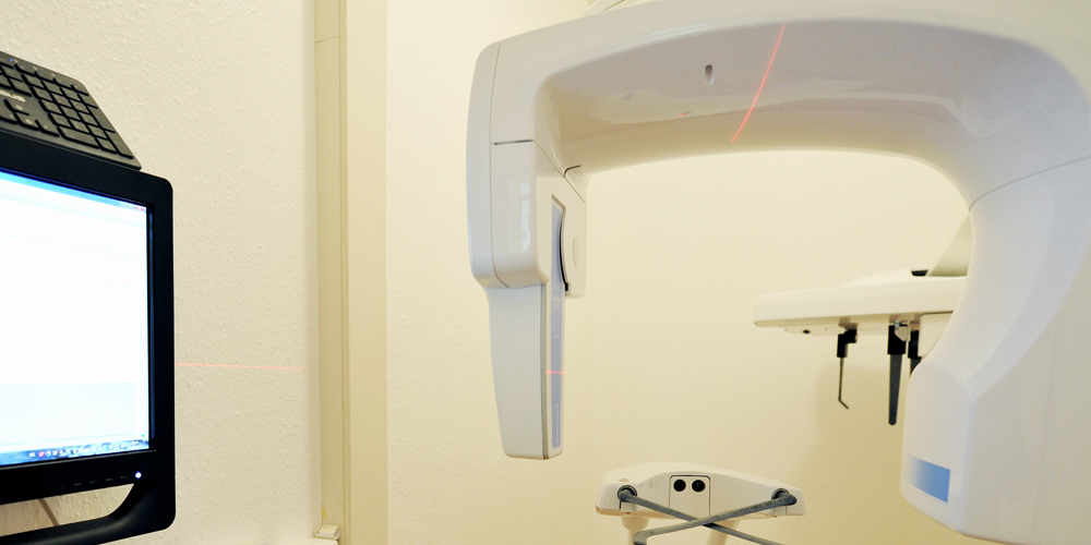 Röntgenzimmer, Digitales Röntgen / Pro max Planmeca Version 2013 für die moderne Diagnostik der Kiefer (OPG), der Kiefergelenke, des Schädels (FRS) und der Hand (Wachstumsbestimmung).
